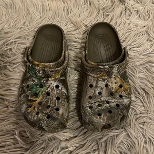 camo crocs